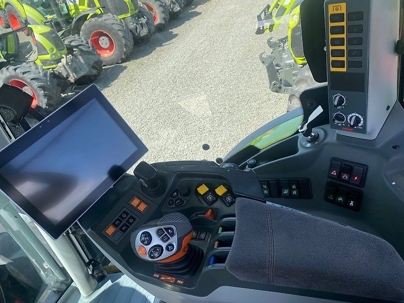 CLAAS ARION 660 C-MATIC photograph