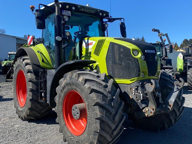 CLAAS AXION 870 C-MATIC photograph