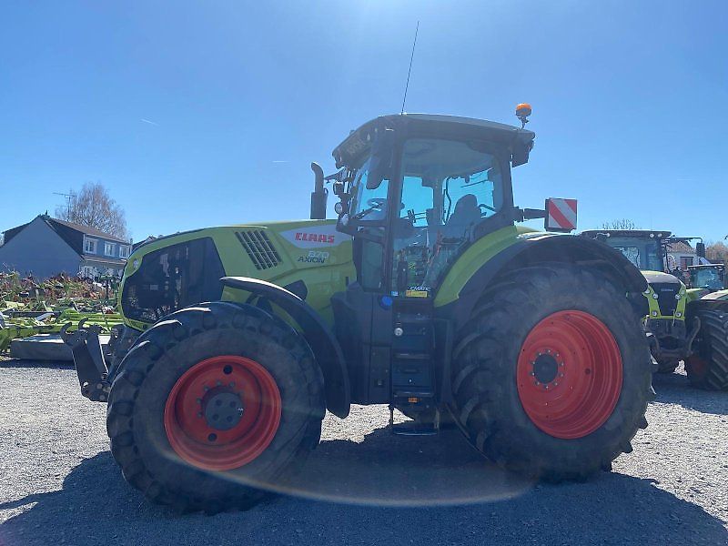 CLAAS AXION 870 C-MATIC photograph