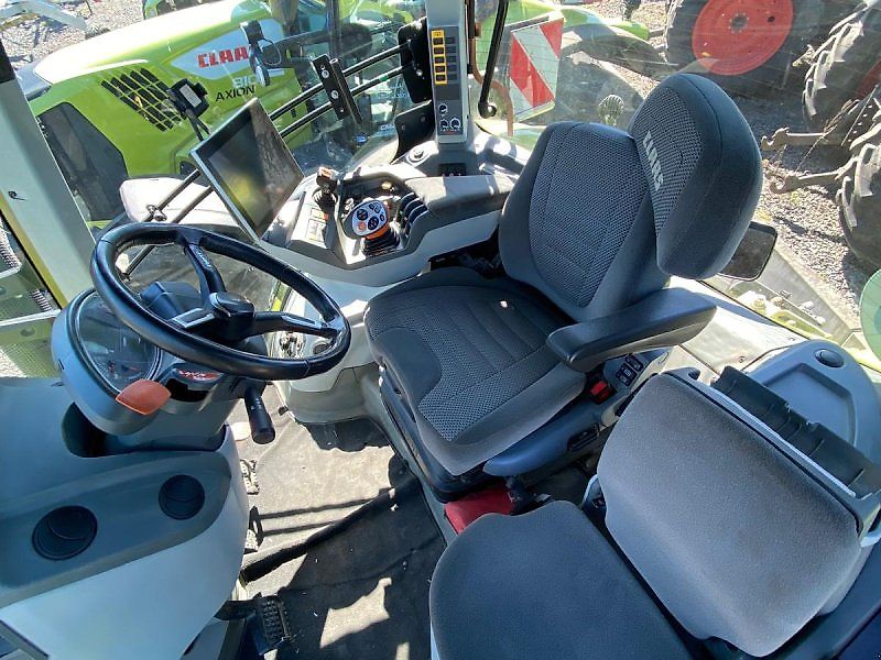 CLAAS AXION 870 C-MATIC photograph