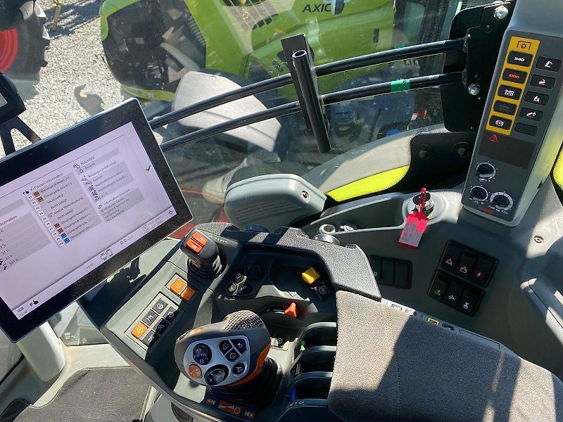 CLAAS AXION 870 C-MATIC photograph