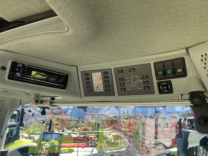 CLAAS AXION 870 C-MATIC photograph
