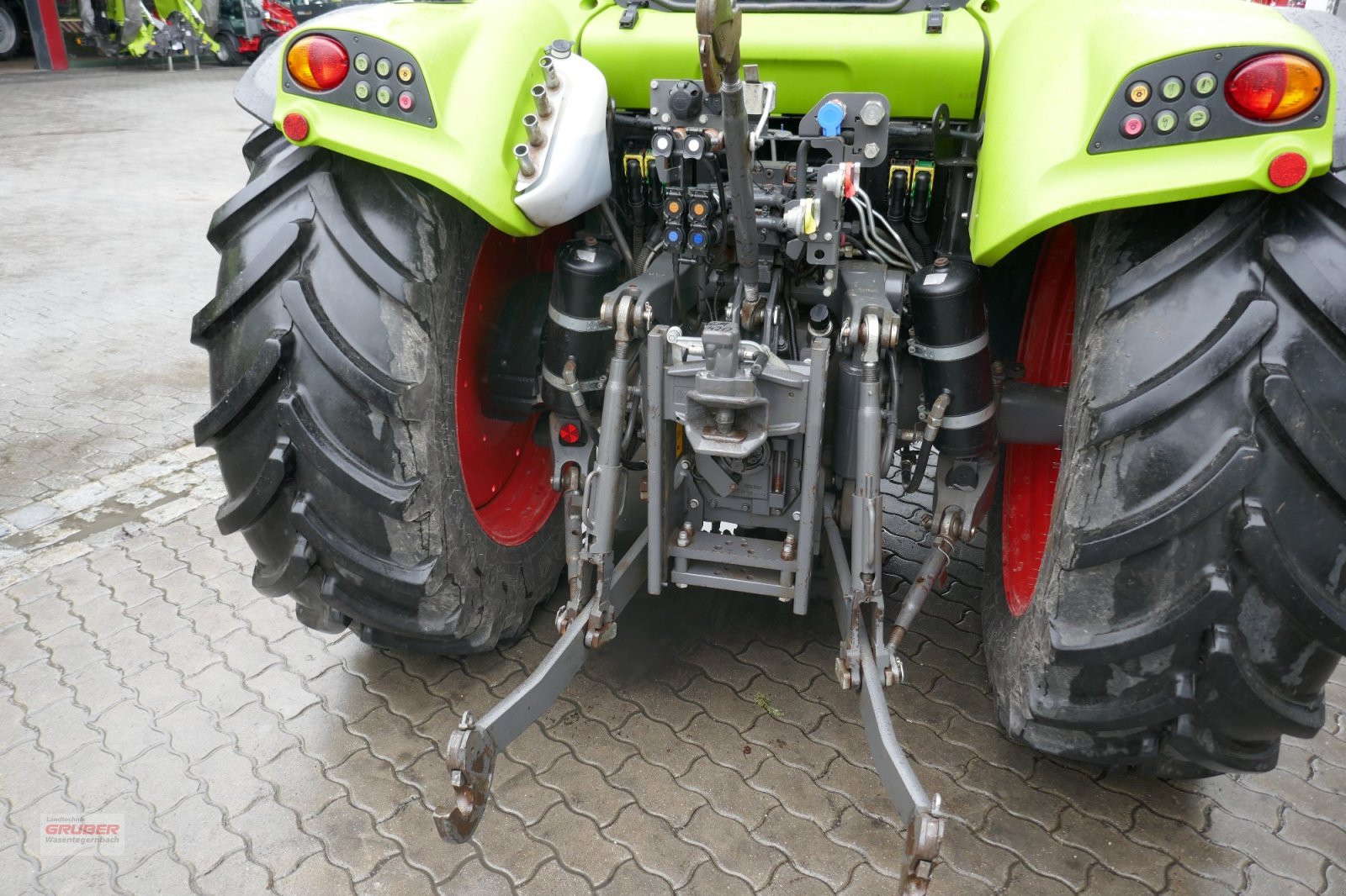 CLAAS Arion 420 CIS+ with FL 100E Loader — photo 7