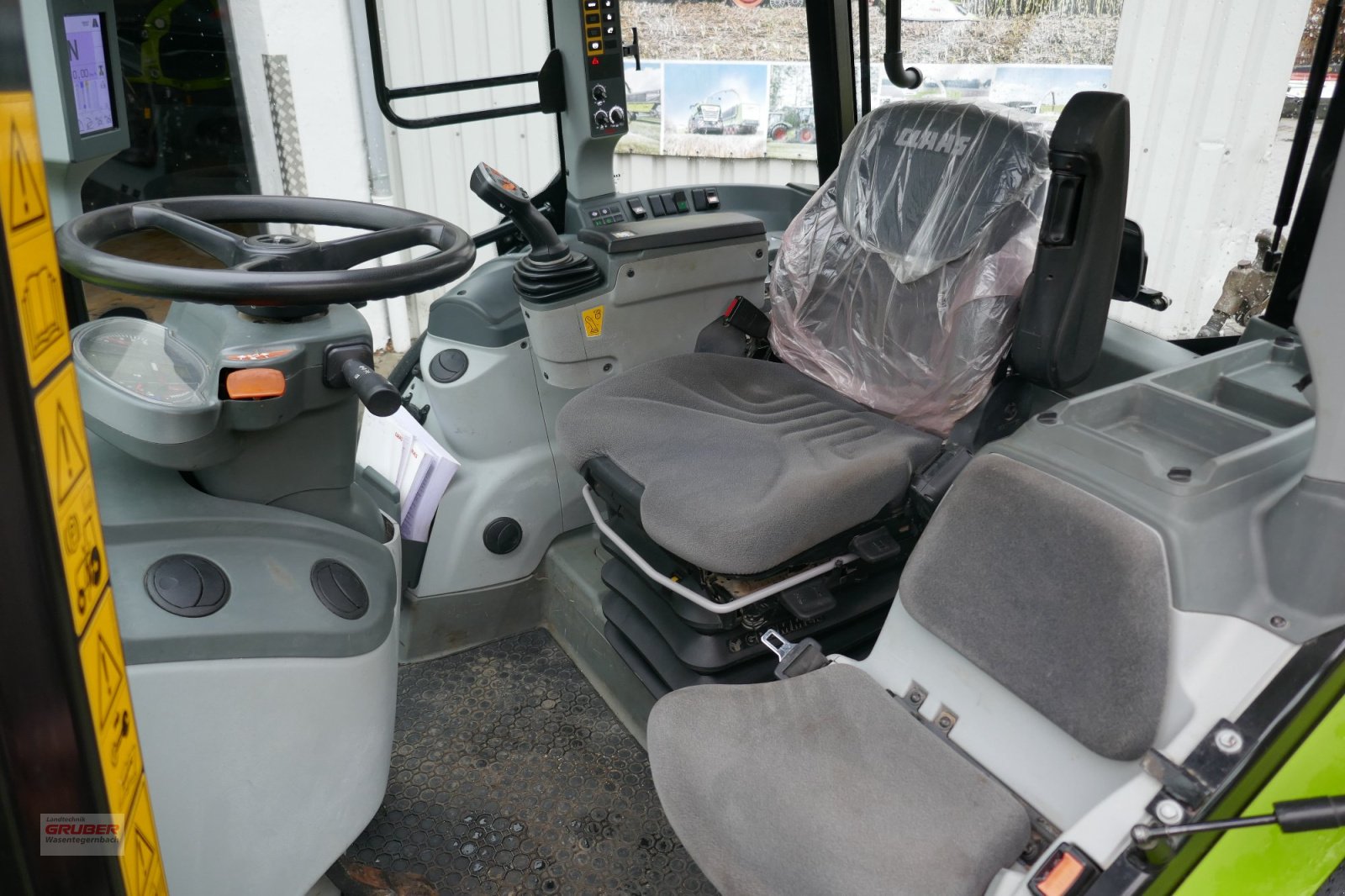 CLAAS Arion 420 CIS+ with FL 100E Loader — photo 9