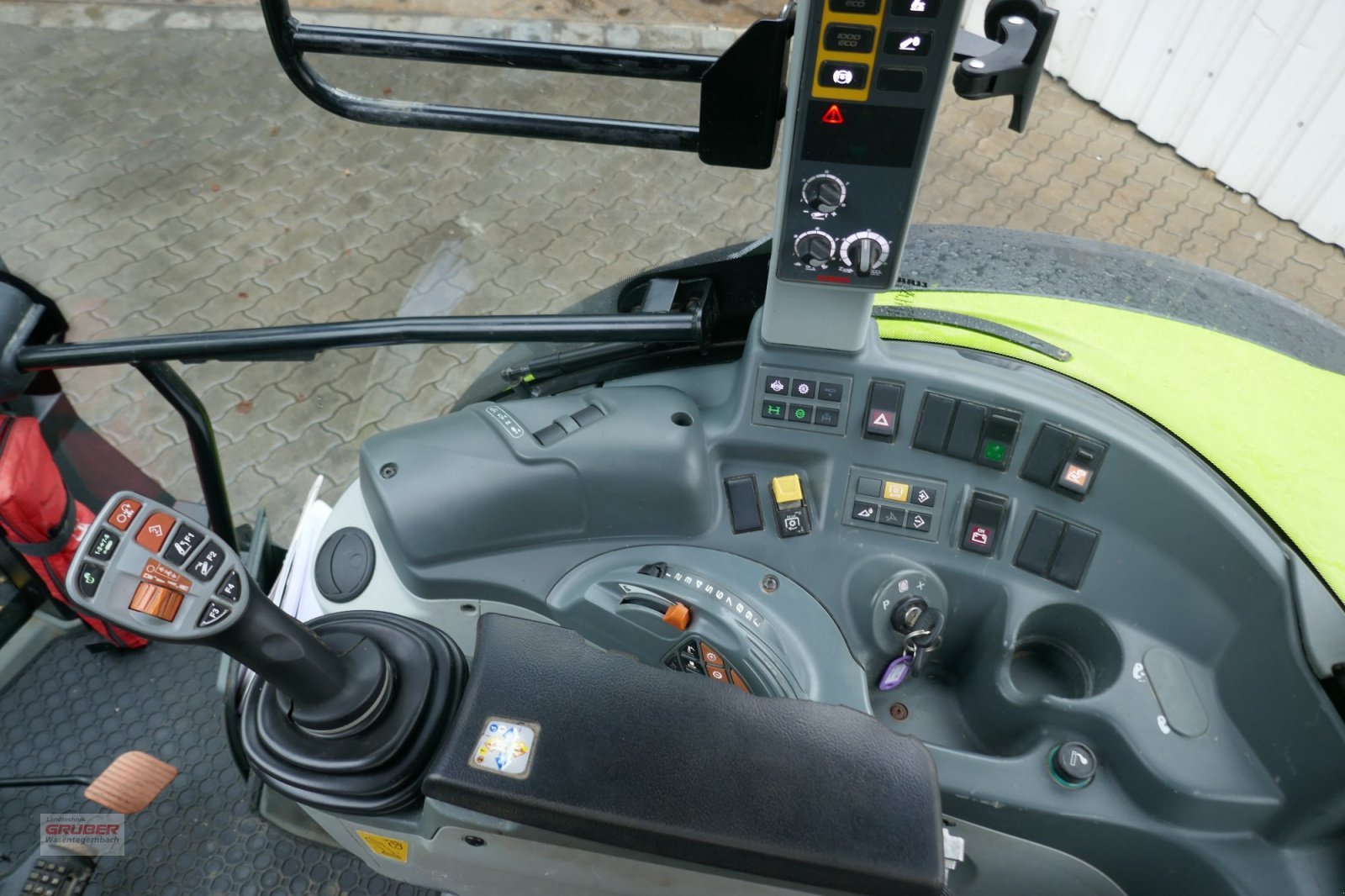CLAAS Arion 420 CIS+ with FL 100E Loader — photo 10