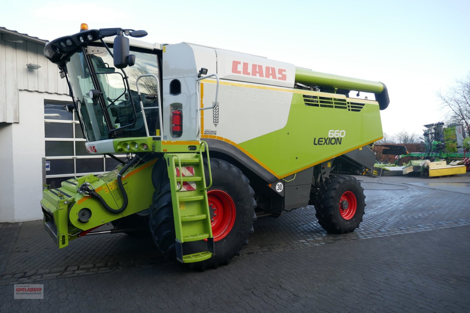 CLAAS Lexion 660 with Vario 770 — photo 1