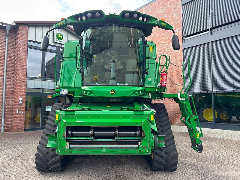 John Deere T670i combine harvester