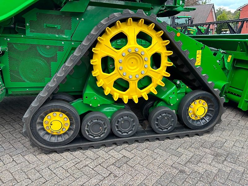John Deere T670i with 725X header, photo 7 of 8