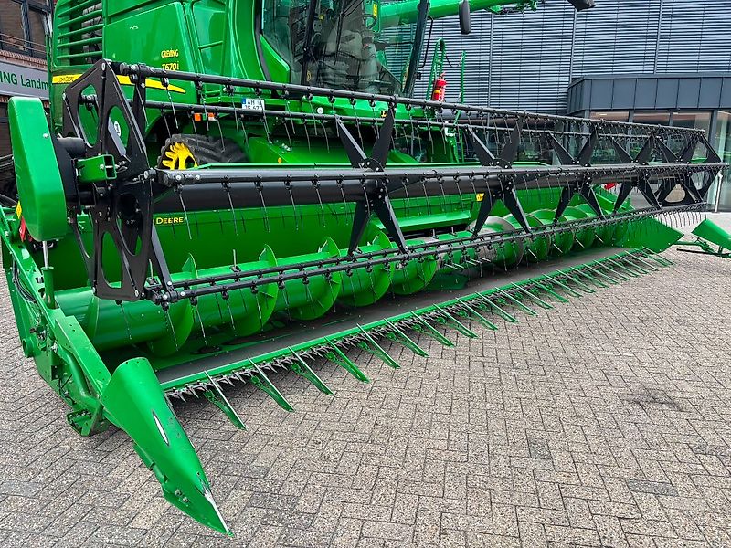 John Deere T670i with 725X header, photo 8 of 8