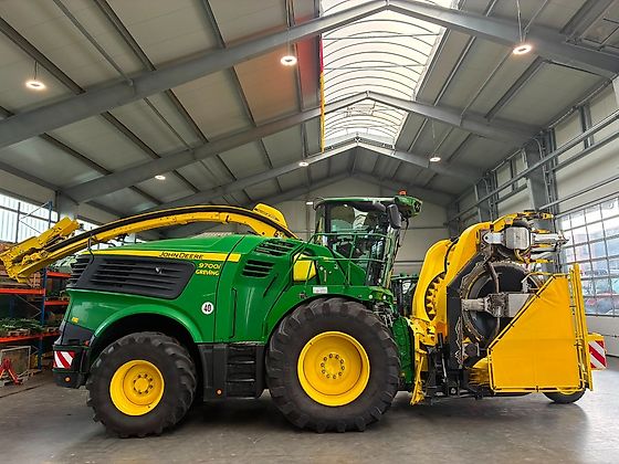 John Deere 9700i ProDrive forage harvester with Kemper 475 Plus header, side view